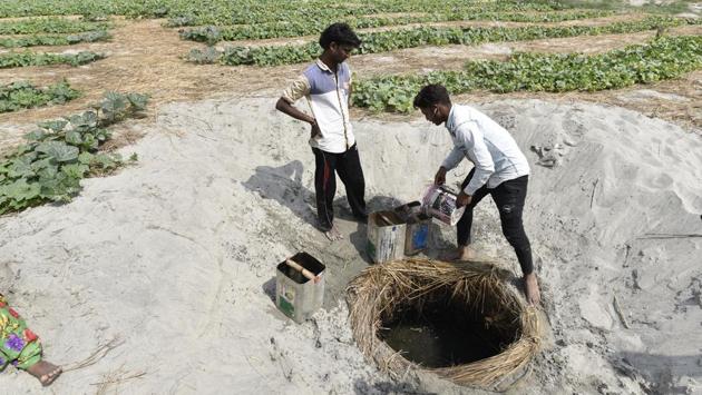 Farmers use an open pit for groundwater around the Yamuna floodplain in New Delhi. A report tabled in the Lok Sabha in March states that 56% of tehsils in Delhi have over-exploited the ground water resource making the national Capital the third most ‘over exploited’ groundwater state in India after Rajasthan and Punjab. (Sanchit Khanna / HT Photo) Farmers use an open pit for groundwater around the Yamuna floodplain in New Delhi. A report tabled in the Lok Sabha in March states that 56% of tehsils in Delhi have over-exploited the ground water resource making the national Capital the third most ‘over exploited’ groundwater state in India after Rajasthan and Punjab. (Sanchit Khanna / HT Photo)
