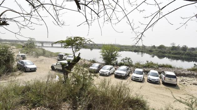 In 2006, the Delhi High Court banned construction within 300 metres on either side of the Yamuna except in Majnu Ka Tilla and Kalindi bypass. But debris directly in and around the river points to continued attempts at land reclamation for encroachment. Once debris has been dumped, levelling by roadrollers allows for construction of shanties and unauthorised parking lots. (Sanchit Khanna / HT Photo) In 2006, the Delhi High Court banned construction within 300 metres on either side of the Yamuna except in Majnu Ka Tilla and Kalindi bypass. But debris directly in and around the river points to continued attempts at land reclamation for encroachment. Once debris has been dumped, levelling by roadrollers allows for construction of shanties and unauthorised parking lots. (Sanchit Khanna / HT Photo)