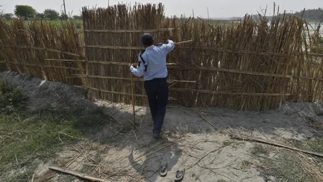 Along the Yamuna’s bank in Usmanpur Pusta-2, makeshift barricades made of bamboo can be seen dividing the bank into plots stretching up to 100 meters. The guards patrolling the floodplains say each plot belongs to a different gang who gets the rights to dig out sand from a local mafia which controls the entire bank. (Sanchit Khanna / HT Photo) Along the Yamuna’s bank in Usmanpur Pusta-2, makeshift barricades made of bamboo can be seen dividing the bank into plots stretching up to 100 meters. The guards patrolling the floodplains say each plot belongs to a different gang who gets the rights to dig out sand from a local mafia which controls the entire bank. (Sanchit Khanna / HT Photo)