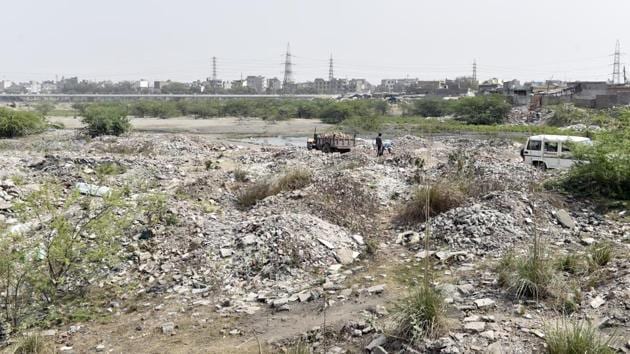 Patrolling has also exposed the magnitude of violation of the NGT’s order banning dumping of debris in the Yamuna floodplain. In the past six months, more than 150 trucks carrying around 1,000 tonnes of debris have been stopped. Dump sites at Nizamuddin Bridge and Usmanpur also indicate dumping has occurred over a period of time. (Sanchit Khanna / HT Photo) Patrolling has also exposed the magnitude of violation of the NGT’s order banning dumping of debris in the Yamuna floodplain. In the past six months, more than 150 trucks carrying around 1,000 tonnes of debris have been stopped. Dump sites at Nizamuddin Bridge and Usmanpur also indicate dumping has occurred over a period of time. (Sanchit Khanna / HT Photo)