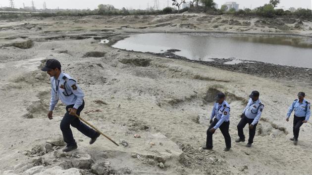 Environmentalists point out that a lack of accountability for so many cases is an abdication of responsibility by government agencies specifically directed by the NGT to stop illegal activities. Meanwhile, the guards patrolling the floodplain claim that in the absence of any visible action on the part of the police and the DDA, their morale is also at an-all time low. (Sanchit Khanna / HT Photo) Environmentalists point out that a lack of accountability for so many cases is an abdication of responsibility by government agencies specifically directed by the NGT to stop illegal activities. Meanwhile, the guards patrolling the floodplain claim that in the absence of any visible action on the part of the police and the DDA, their morale is also at an-all time low. (Sanchit Khanna / HT Photo)