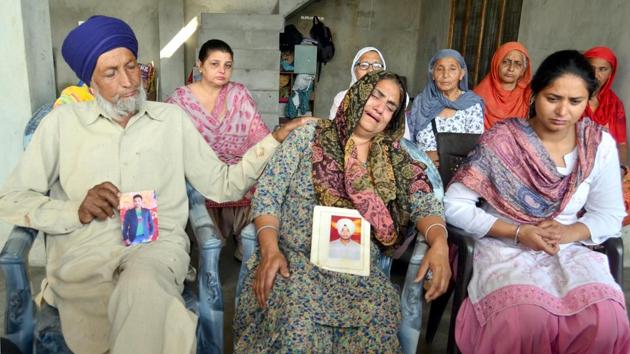 Hardeep Singh, his wife Sukhwinder Kaur and their daughter Gurpinder Kaur grieving the death of son Manjinder Singh who had been killed in Iraq. (Sameer Sehgal/HT) Hardeep Singh, his wife Sukhwinder Kaur and their daughter Gurpinder Kaur grieving the death of son Manjinder Singh who had been killed in Iraq. (Sameer Sehgal/HT)