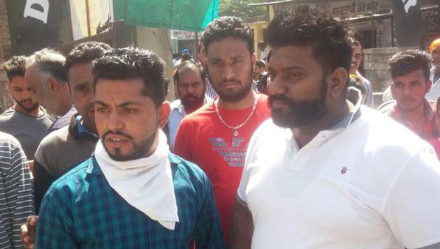 Financier Sukhwinderpal Singh (blue shirt), who was caught by borrowers in Hoshiarpur on Monday. (HT Photo)