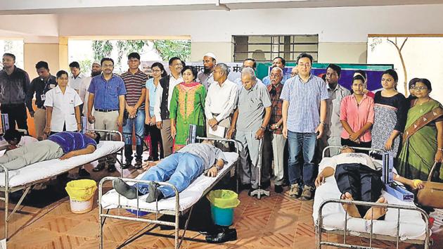 The Muslim Satyashodhak Mandal has been turning religious festivals into occasions for serving humanity. On Bakri Eid, instead of sacrificing an animal, they donate blood. (HT PHOTO) The Muslim Satyashodhak Mandal has been turning religious festivals into occasions for serving humanity. On Bakri Eid, instead of sacrificing an animal, they donate blood. (HT PHOTO)