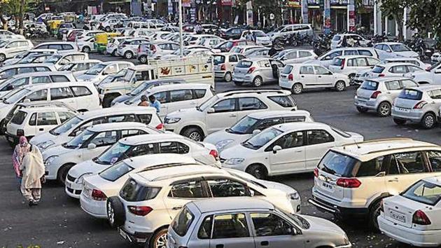 The contractor neither employed smart technology in parking lots nor paid around Rs 8 crore of the ₹15-crore contract. (HT File) The contractor neither employed smart technology in parking lots nor paid around Rs 8 crore of the ₹15-crore contract. (HT File)
