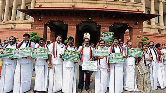 AIADMK leaders raise slogans demanding constitution for Cauvery Management Board in New Delhi on Wednesday.(Sonu Mehta/HT Photo)