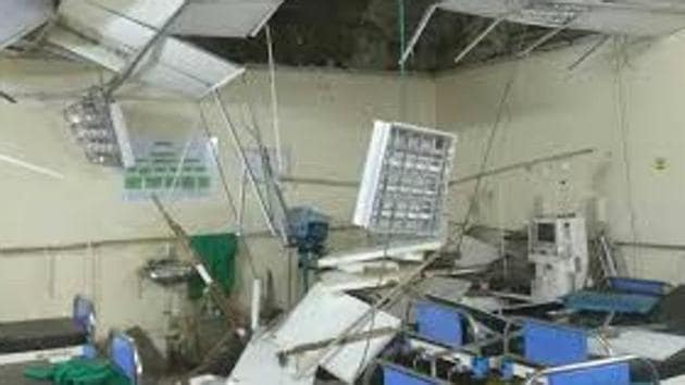 The ceiling of a ward in King Edward Memorial (KEM) hospital collapsed on March 14, injuring two patients who were admitted for dialysis at the civic-run hospital. (FILE) The ceiling of a ward in King Edward Memorial (KEM) hospital collapsed on March 14, injuring two patients who were admitted for dialysis at the civic-run hospital. (FILE)
