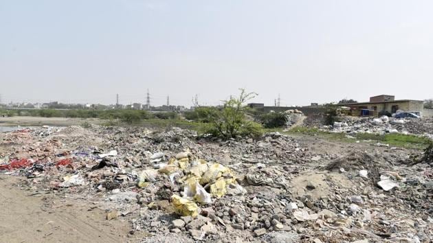 Hindustan Times visited some of the spots, including the area below the Nizamuddin Bridge and Usmanpur area in northeast Delhi to find out how truckloads of debris have been dumped on the floodplains.(Sanchit Khanna/ Hindustan Times) Hindustan Times visited some of the spots, including the area below the Nizamuddin Bridge and Usmanpur area in northeast Delhi to find out how truckloads of debris have been dumped on the floodplains.(Sanchit Khanna/ Hindustan Times)