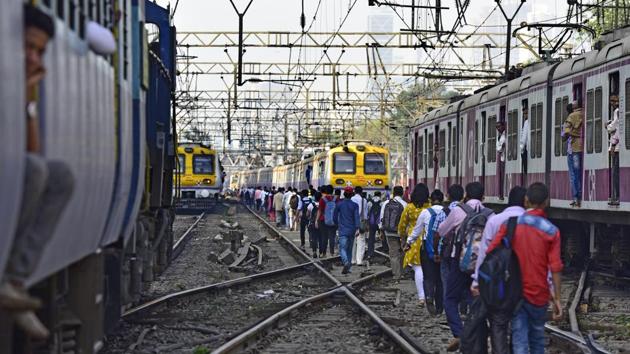 Commuters walk on the railway tracks between Sion and Matunga. (Vijayanand Gupta/HT Photo) Commuters walk on the railway tracks between Sion and Matunga. (Vijayanand Gupta/HT Photo)