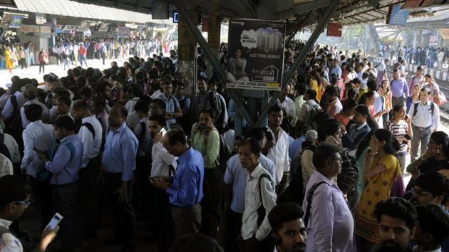 Stranded commuters at Dombivli. (RISHIKESH CHOUDHARY) Stranded commuters at Dombivli. (RISHIKESH CHOUDHARY)