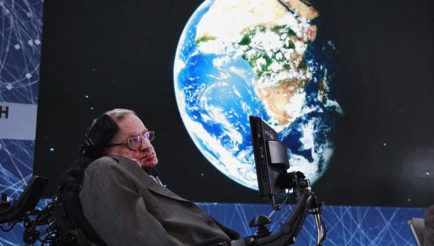 Physicist Stephen Hawking sits on stage during an announcement of the Breakthrough Starshot initiative with investor Yuri Milner in New York April 12, 2016. (REUTERS File Photo)