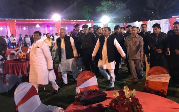 Shivpal Yadav and Akhilesh Yadav at the SP dinner meeting. (HT Photo) Shivpal Yadav and Akhilesh Yadav at the SP dinner meeting. (HT Photo)