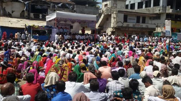 Farmers at the hunger strike at Hutatma Chowk, Palghar.(HT)