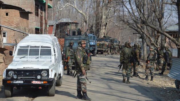 Army soldiers near the site of gunfight at village Frisal in Kulgam some 70 kilometres south of Srinagar,on February 12, 2017. Militant groups often abduct, torture and kill people they suspect of working as informers for security  forces. (HT File Photo)