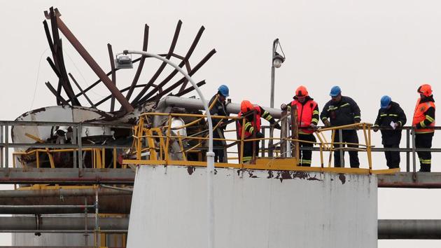 Firefighters work at the scene of an explosion at a plant of Czech refinery and chemicals group Unipetrol in Czech Republic on Thursday. (Reuters Photo) Firefighters work at the scene of an explosion at a plant of Czech refinery and chemicals group Unipetrol in Czech Republic on Thursday. (Reuters Photo)