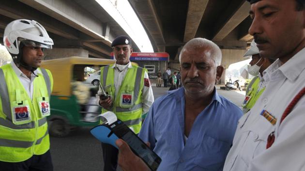 The Gurgaon police added 84 challan machines in its unit to issue on-the-spot fines to violators on March 4. (Parveen Kumar/HT Photo) The Gurgaon police added 84 challan machines in its unit to issue on-the-spot fines to violators on March 4. (Parveen Kumar/HT Photo)
