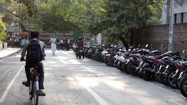 As off road parking charges would be less, people will prefer to park vehicles at parking lots instead of parking on busy roads. (Pratham Gokhale/HT Photo) As off road parking charges would be less, people will prefer to park vehicles at parking lots instead of parking on busy roads. (Pratham Gokhale/HT Photo)