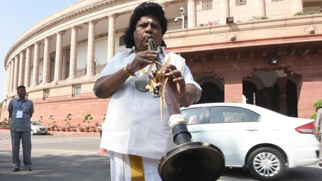 Insisting on the special category status to Andhra Pradesh, Chief Minister N Chandrababu Naidu on March 12, urged Prime Minister Modi to honour promises made by the centre at the time of bifurcation of the state. In support, N. Sivaprasad staged a protest outside the parliament as a ‘nadaswaram’ player. (Sonu Mehta / HT Photo) 
