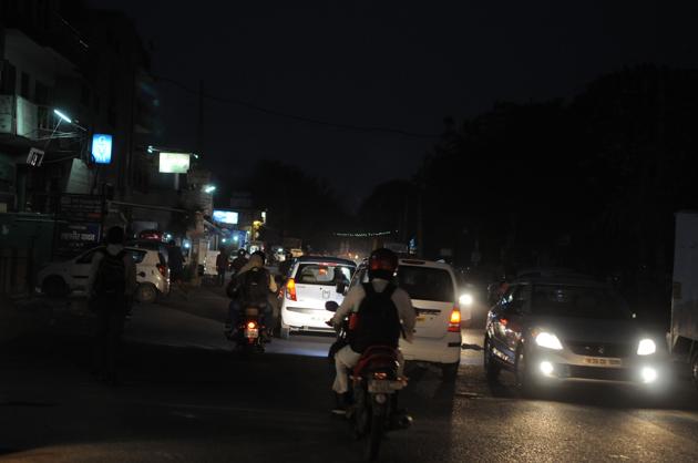 MCG will install nearly 49,000 LED streetlights in the city. (Parveen Kumar/HT PHOTO) MCG will install nearly 49,000 LED streetlights in the city. (Parveen Kumar/HT PHOTO)
