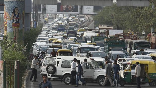 Family members and protesters block the highway between Mayur Vihar and Noida demanding justice for the 15-year-old who committed suicide on Tuesday. (Raj K Raj/HT PHOTO) Family members and protesters block the highway between Mayur Vihar and Noida demanding justice for the 15-year-old who committed suicide on Tuesday. (Raj K Raj/HT PHOTO)