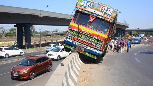 A truck climbed onto the divider near Turbhe Flyover in Navi Mumbai on Thursday. (Bachchan Kumar/HT) A truck climbed onto the divider near Turbhe Flyover in Navi Mumbai on Thursday. (Bachchan Kumar/HT)