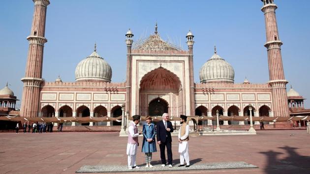 Germany President Frank-Walter Steinmeier and his wife Elke Buedenbender speak with Syed Tariq Bukhari (L), general secretary of the Jama Masjid advisory council, and Syed Shaban Bukhari (R), deputy Imam of the Jama Masjid during their visit, in the old quarters of Delhi on Friday. (Cathal McNaughton / REUTERS) 