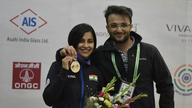 Heena Sidhu’s husband Ronak Pandit has been dropped from the Indian Olympic Association’s list of non-athletes for the Commonwealth Games, prompting the NRAI to criticise the Sports Ministry.(Hindustan Times)