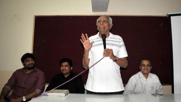 Baba Adhav talking about the PMC’s 2018-19 budget at an event organised by NGO Lokayat at SM Joshi foundation hall on Thursday.(HT PHOTO) Baba Adhav talking about the PMC’s 2018-19 budget at an event organised by NGO Lokayat at SM Joshi foundation hall on Thursday.(HT PHOTO)