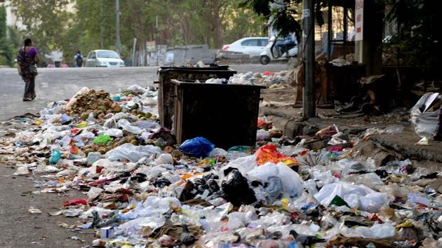 After Cidcoi stopped collecting garbage from Panvel nodes, this Kharghar road was littered with trash. (Hindustan Times) After Cidcoi stopped collecting garbage from Panvel nodes, this Kharghar road was littered with trash. (Hindustan Times)