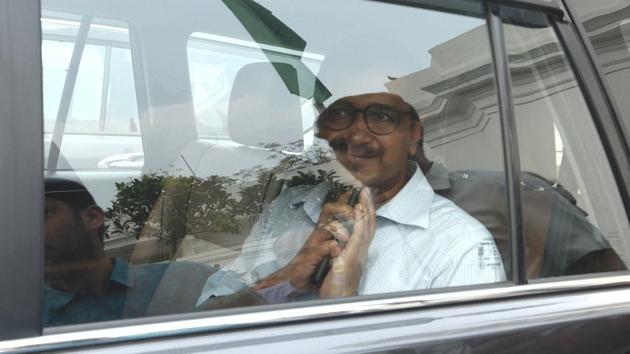 The Delhi high court on Friday restored the membership of 20 Aam Aadmi Party MLAs who were disqualified for holding office of profit as ‘parliamentary secretaries’ in Delhi government. The high court, which sent the matter back to the Election Commission for reconsideration, said there was violation of natural justice and no oral hearing was given to the MLAs before disqualifying them. (Sonu Mehta / HT Photo) 