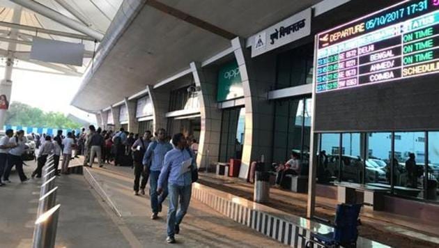 Some passengers cite major congestion at Lohegaon international airport. (RAHUL RAUT/HT PHOTO) Some passengers cite major congestion at Lohegaon international airport. (RAHUL RAUT/HT PHOTO)