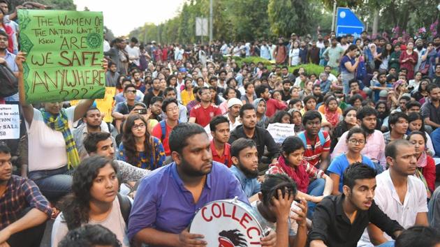 JNU students raise slogans over the issue of compulsory attendance at a protest in New Delhi on Friday.(PTI Photo) JNU students raise slogans over the issue of compulsory attendance at a protest in New Delhi on Friday.(PTI Photo)