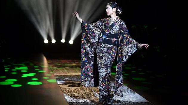 A model presents a creation by Japanese designer Jotaro Saito for his 2018 autumn/winter collection at Tokyo Fashion Week in Tokyo on March 21, 2018. (Kazuhiro Nogi / AFP) A model presents a creation by Japanese designer Jotaro Saito for his 2018 autumn/winter collection at Tokyo Fashion Week in Tokyo on March 21, 2018. (Kazuhiro Nogi / AFP)