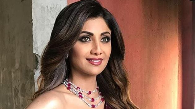 For her appearance on Super Dancers 2, actor Shilpa Shetty wore a sparkling burgundy gown from designer Manish Malhotra.(Instagram/ SheetalfKhan)