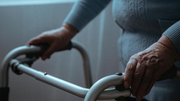 Knee pain from osteoarthritis can make it harder to take care of yourself, which can damage your quality of life. In turn, it can lead to depression. (Shutterstock) Knee pain from osteoarthritis can make it harder to take care of yourself, which can damage your quality of life. In turn, it can lead to depression. (Shutterstock)