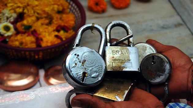 Thieves entered the temple by breaking the door padlocks, and then snapped the wires of six CCTV cameras. (HT Photo) Thieves entered the temple by breaking the door padlocks, and then snapped the wires of six CCTV cameras. (HT Photo)
