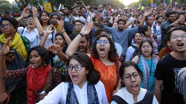 JNU students raise slogans over the issue of compulsory attendance at a protest in New Delhi, India, on Friday, March 23, 2018. (HT Photo) JNU students raise slogans over the issue of compulsory attendance at a protest in New Delhi, India, on Friday, March 23, 2018. (HT Photo)