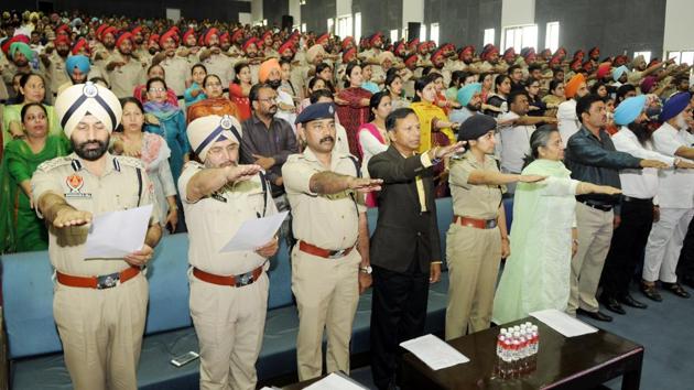 Drug abuse prevention officers taking an oath at Punjabi University in Patiala on Friday. (BHARAT BHUSHAN/HT) Drug abuse prevention officers taking an oath at Punjabi University in Patiala on Friday. (BHARAT BHUSHAN/HT)