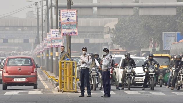 Traffic policemen at ITO in New Delhi.(Sonu Mehta/HT File Photo)