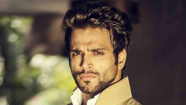 Rithvik Dhanjani is keen on teaming up with his girlfriend, actor Asha Negi.