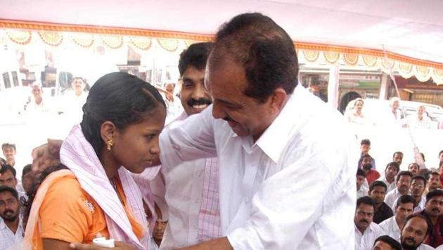 Bomb blast attack survivor, K Asna, at a function against violence in Kannur.(HT Photo)