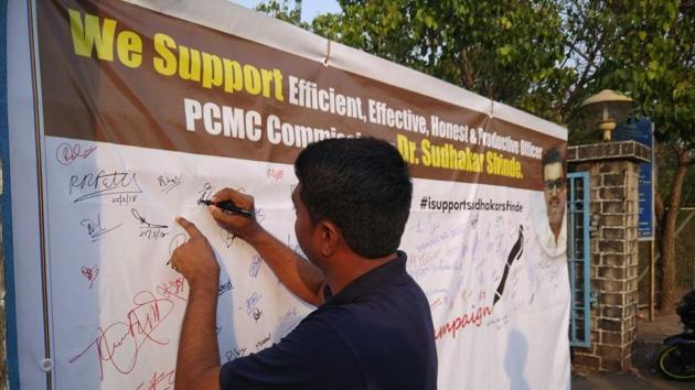 The campaign was organised by Kharghar residents to stop the transfer of PCMC chief. (HT Photo) The campaign was organised by Kharghar residents to stop the transfer of PCMC chief. (HT Photo)