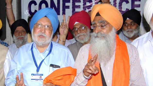 Newly elected president of Chief Khalsa Diwan, Dr Santokh Singh (left) and vice president Sarabjeet Singh after winning the election in Amritsar on Sunday.(Sameer Sehgal/HT)