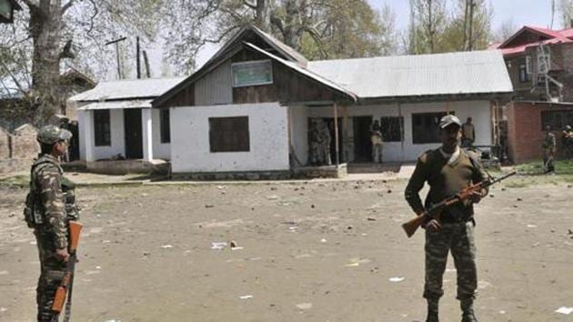 Paramilitary soldiers stand guard in Budgam district. The Budgam encounter come a day after two JeM militants were killed in Anantnag in a late-night gunbattle.(Waseem Andrabi/HT File Photo)