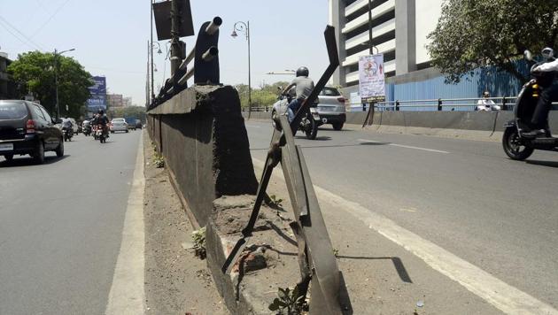 No signboard at the beginning of Karve road flyover making the spot accident prone. (Ravindra Joshi/HT PHOTO) No signboard at the beginning of Karve road flyover making the spot accident prone. (Ravindra Joshi/HT PHOTO)