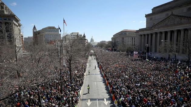 Gun reform advocates line Pennsylvania Avenue while attending the March for Our Lives rally March 24, 2018 in Washington, DC.(AFP Photo)