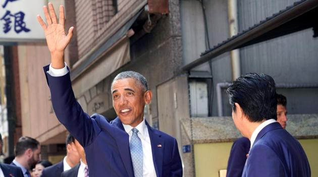 Former US president Barack Obama waves to the media beside Japan's Prime Minister Shinzo Abe (R) in front of a sushi restaurant in the Ginza shopping district of Tokyo on March 25, 2018. (AFP Photo) Former US president Barack Obama waves to the media beside Japan's Prime Minister Shinzo Abe (R) in front of a sushi restaurant in the Ginza shopping district of Tokyo on March 25, 2018. (AFP Photo)