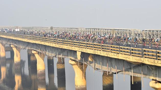 Participants on the Vashi creek bridge on Sunday morning. Defending champion Dilawar Singh from Haryana and a host of the country’s top cyclists participated in the event. The total prize money was Rs 6 lakh, with the first-prize winner taking home Rs 1 lakh. (Anshuman Poyrekar/HT Photo) 