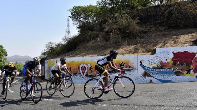 Cyclists navigate through the Bhor ghat on the Mumbai-Pune highway during the 52nd Giant-Starkenn Mumbai-Pune Cycle Race.(Anshuman Poyrekar/HT Photo)