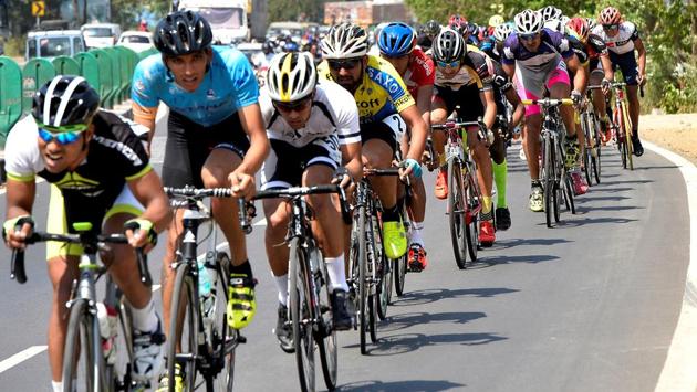 Mumbai-Pune cycle race: Top cyclists battle heat, traffic | Hindustan Times